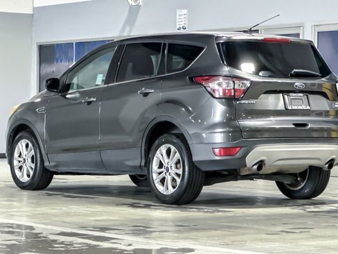 Used 2017 Ford Escape SE image 3