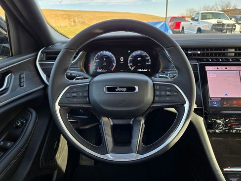 New 2025 Jeep Grand Cherokee Limited image 18