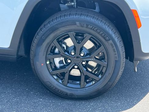 New 2026 Jeep Grand Cherokee L 4WD image 10