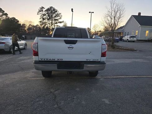 Used 2017 Nissan Titan SV image 5