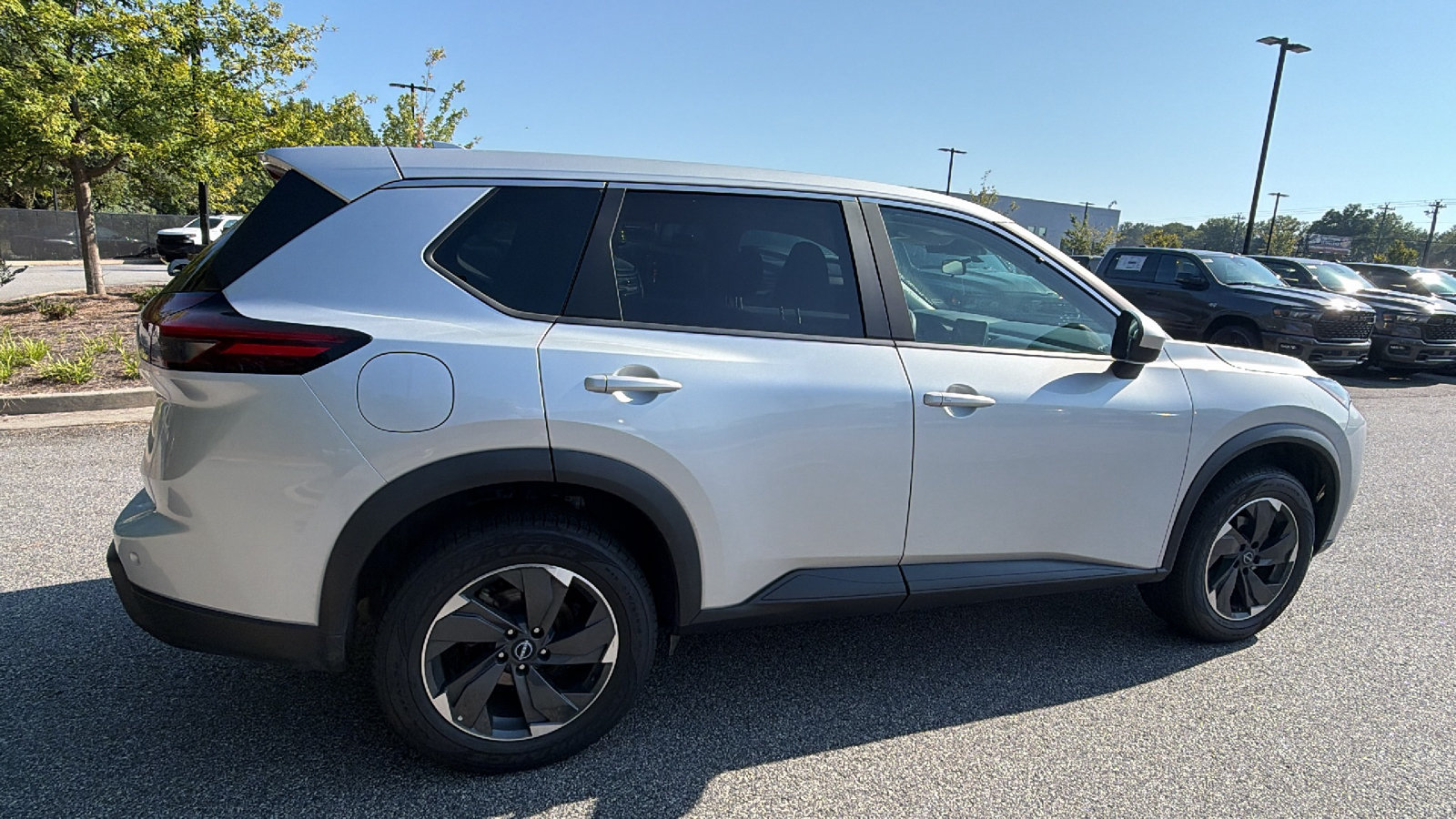 Used 2024 Nissan Rogue SV AWD/4WD image 8
