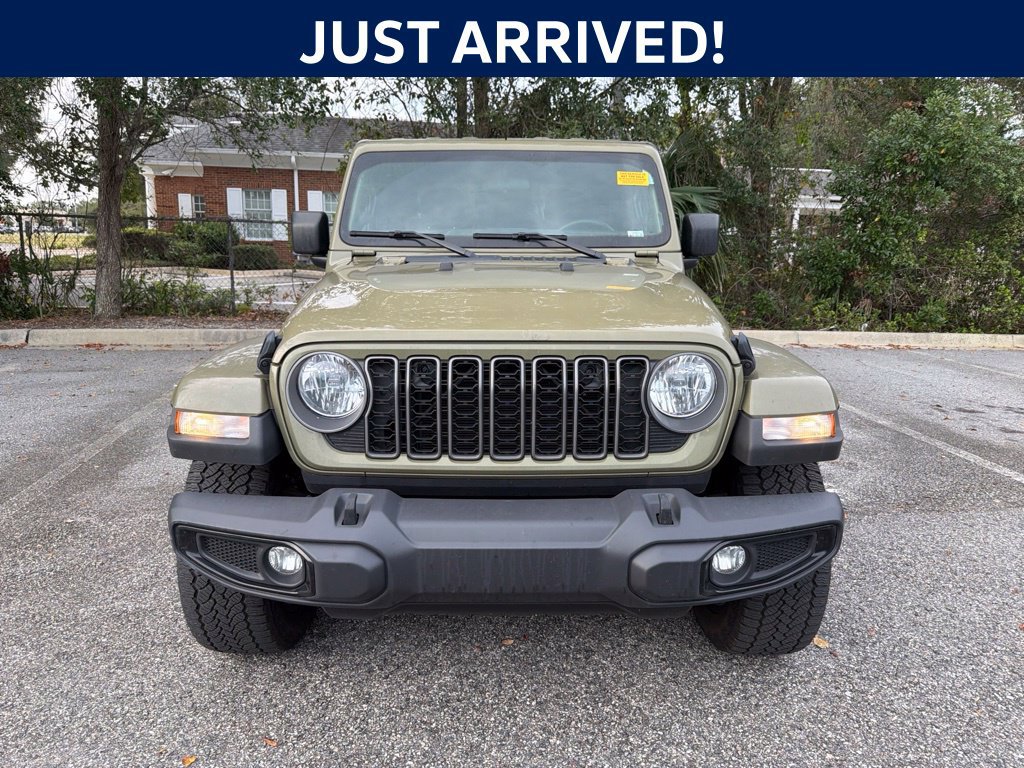 Used 2025 Jeep Gladiator Sport AWD/4WD image 4