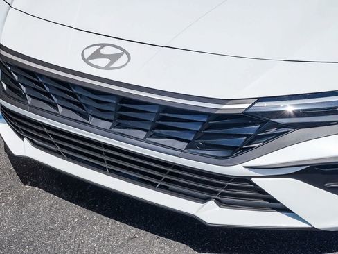 Used 2025 Hyundai Elantra SEL FWD image 8