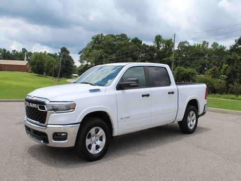 Used 2025 RAM 1500 Big Horn AWD/4WD image 2