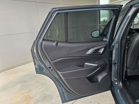 Used 2025 Chevrolet Trax LT w/ LT Convenience Package FWD image 16