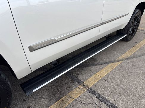 Used 2018 Cadillac Escalade ESV Premium Luxury image 17