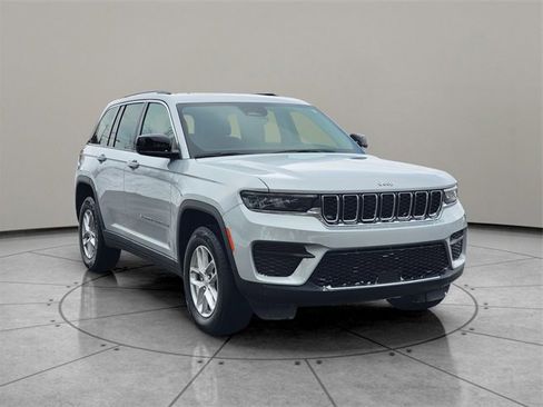 Certified 2023 Jeep Grand Cherokee Laredo X image 14
