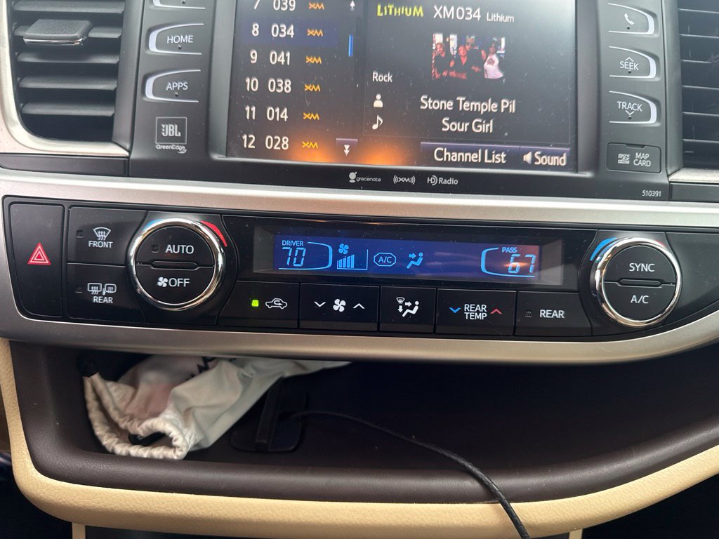 Used 2019 Toyota Highlander Limited FWD image 25