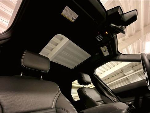 Certified 2025 Land Rover Discovery S image 30