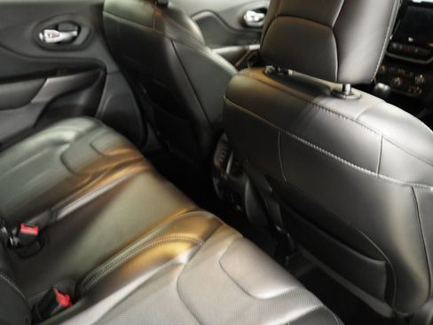 Used 2019 Jeep Cherokee Limited w/ Technology Group FWD image 20