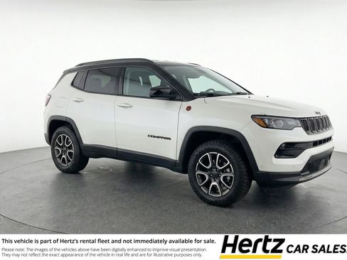 Used 2025 Jeep Compass Trailhawk AWD/4WD image 1