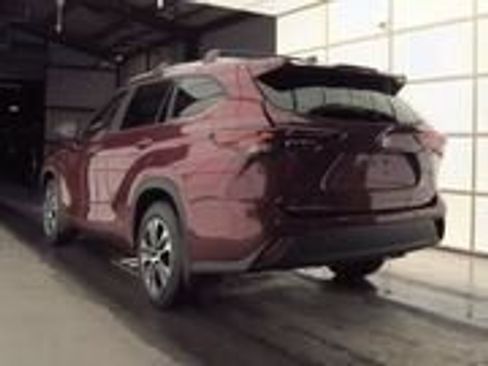 Used 2025 Toyota Highlander XLE image 5