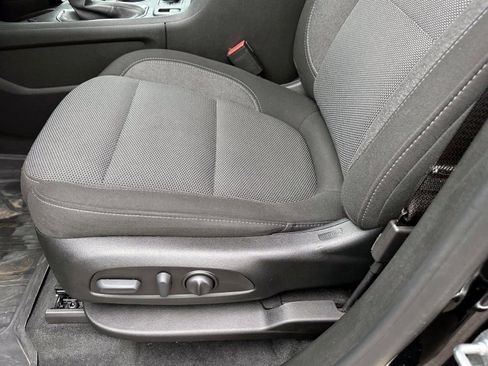 Used 2023 Chevrolet Traverse LT image 17