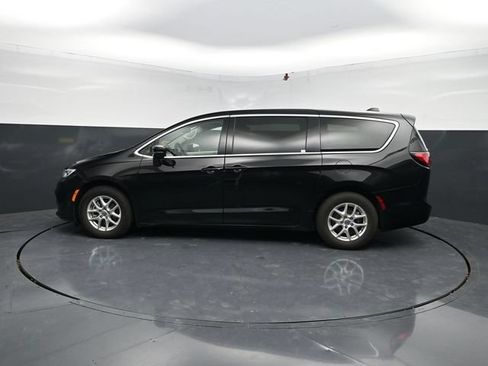 Used 2024 Chrysler Pacifica Touring-L FWD image 4