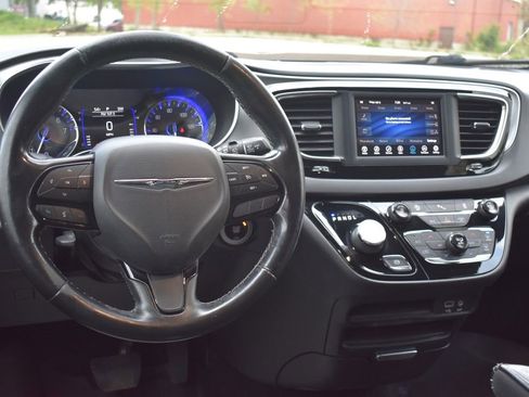 Used 2019 Chrysler Pacifica Touring Plus w/ S Appearance Package FWD image 23
