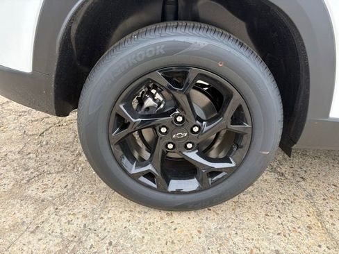New 2026 Chevrolet Trax LT w/ Sunroof Package FWD image 9