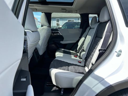 New 2025 Mitsubishi Outlander SE image 5