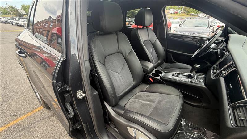 Used 2018 Porsche Macan AWD/4WD image 11