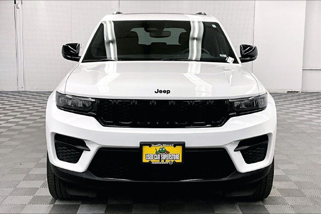 Used 2023 Jeep Grand Cherokee Altitude AWD/4WD image 4