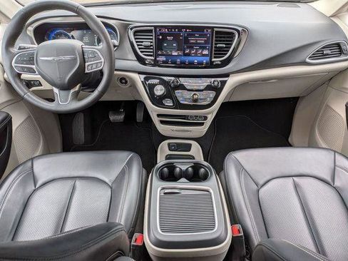 Certified 2023 Chrysler Pacifica Touring-L image 26