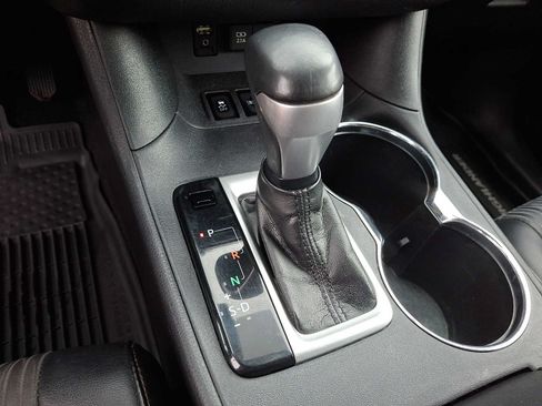 Used 2019 Toyota Highlander Plus AWD/4WD image 15