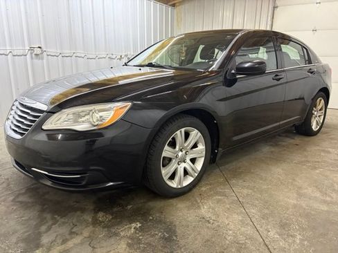 Used 2011 Chrysler 200 Touring FWD image 3