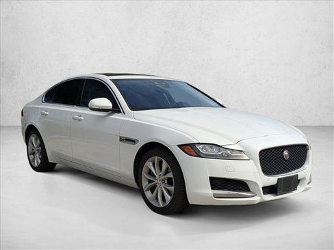 Used 2018 Jaguar XF Premium image 3