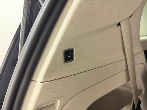 Used 2023 Chrysler Pacifica Touring-L image 8