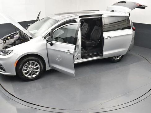 New 2026 Chrysler Pacifica Select AWD/4WD image 27