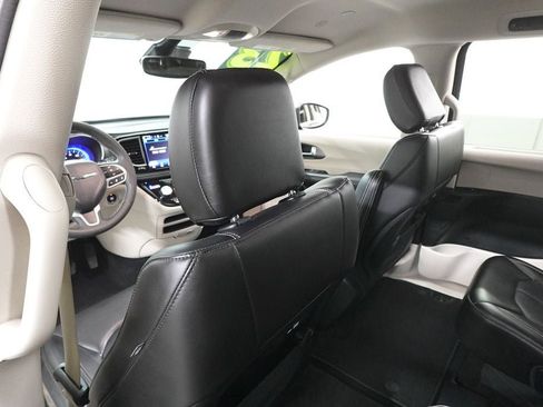 Used 2023 Chrysler Pacifica Touring-L image 23