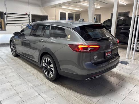 Used 2018 Buick Regal Essence w/ Driver Confidence Package #1 image 2