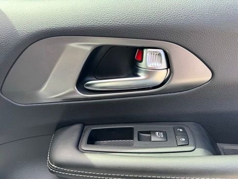 New 2026 Chrysler Pacifica Select AWD/4WD image 21