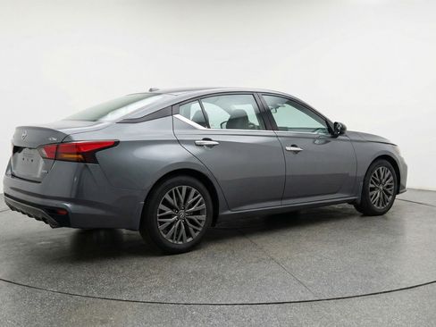 Used 2025 Nissan Altima 2.5 SV image 9