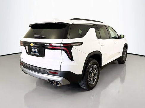 Used 2025 Chevrolet Traverse LT image 7