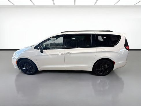Used 2025 Chrysler Pacifica Limited FWD image 8