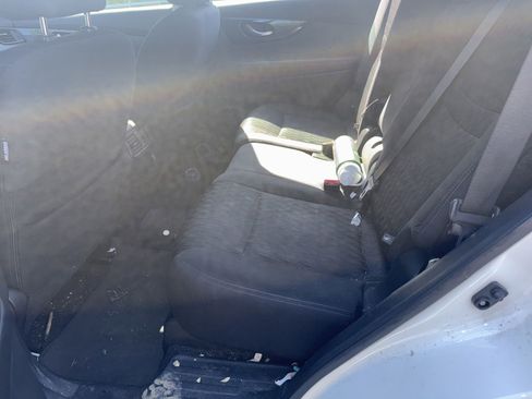 Used 2018 Nissan Rogue S FWD image 12