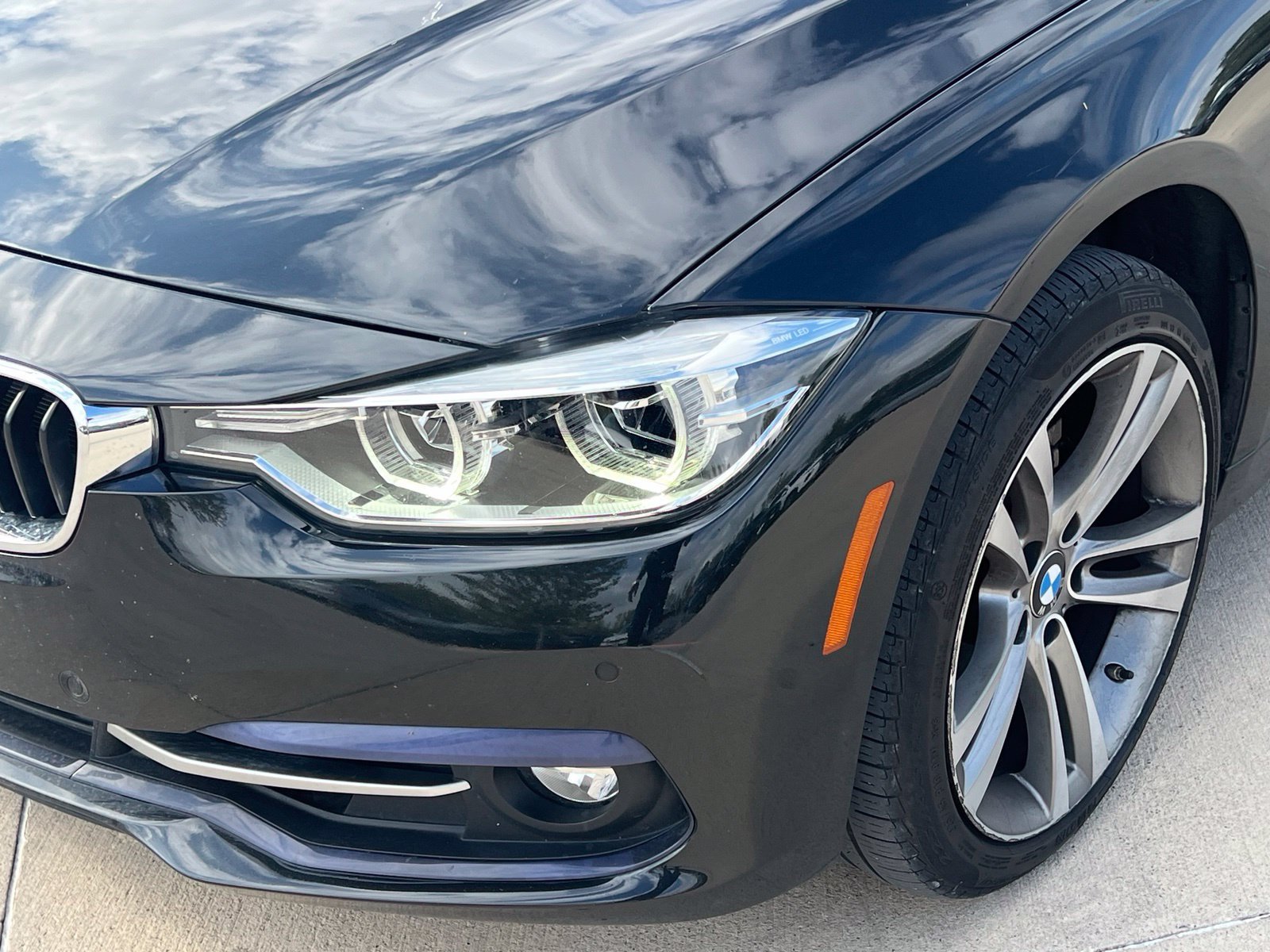 Used 2018 BMW 330i xDrive Sedan w/ Premium Package AWD/4WD image 4