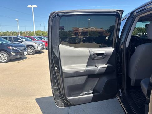 Used 2018 Toyota Tacoma SR5 AWD/4WD image 32