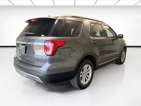 Used 2017 Ford Explorer XLT w/ Equipment Group 202A FWD image 4
