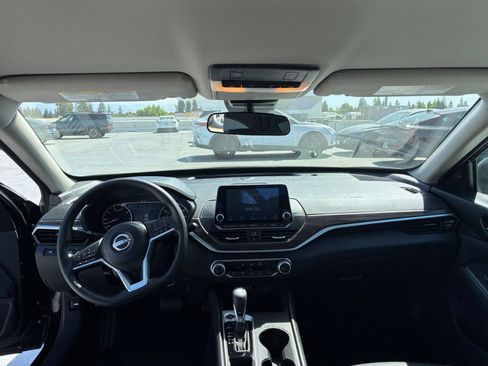 Used 2025 Nissan Altima 2.5 SV FWD image 32