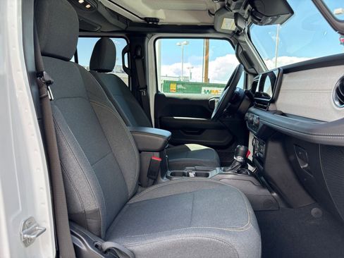 Used 2025 Jeep Wrangler Unlimited Sahara AWD/4WD image 36