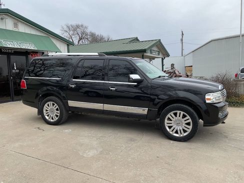 Used 2014 Lincoln Navigator L 4WD image 2