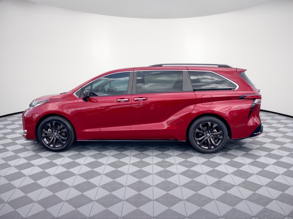 Used 2024 Toyota Sienna XSE FWD image 2