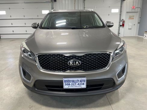 Used 2017 Kia Sorento FWD w/ LX Convenience Package image 2