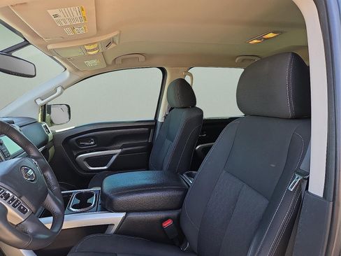 Used 2017 Nissan Titan SV image 13