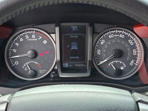 Used 2017 Toyota Tacoma TRD Off-Road AWD/4WD image 17