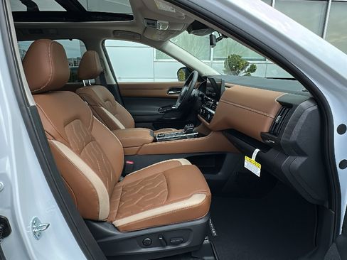 New 2026 Nissan Pathfinder Platinum AWD/4WD image 9