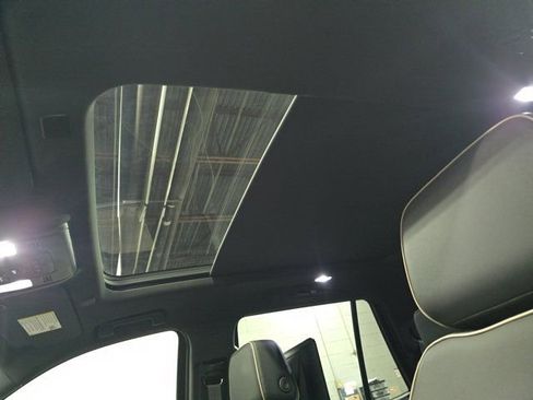 Used 2023 GMC Yukon SLT w/ SLT Premium Package image 30