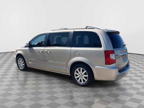 Used 2016 Chrysler Town & Country Touring FWD image 29