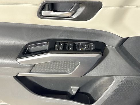 Used 2023 Nissan Pathfinder SL image 16